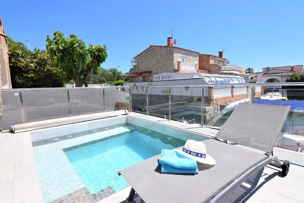 392- Casa Al Canal Con Amarre Y Jacuzzi Empuriabrava Španělsko